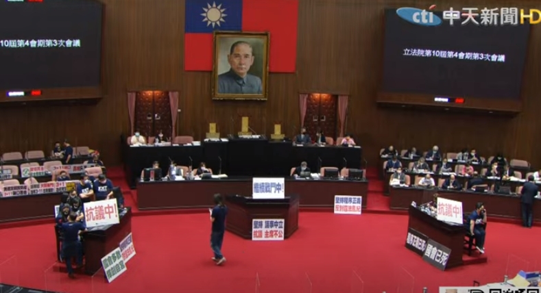 國民黨再次發動第5次杯葛,身穿黑衣、黑口罩佔領官員席及備詢台。(圖/中天新聞)