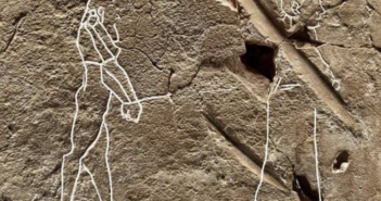 古巴比倫石板上有一名被綑綁雙手，跟著女性走的男性畫像。（圖／取自大英博物館）
