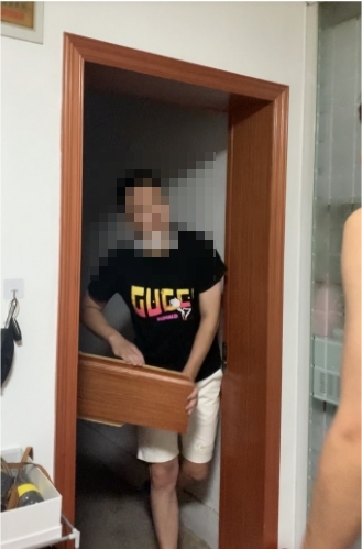 男子將門打破,伸手開門成功進入女子家中。(圖/翻攝自「孔雀島六點開門」微博)