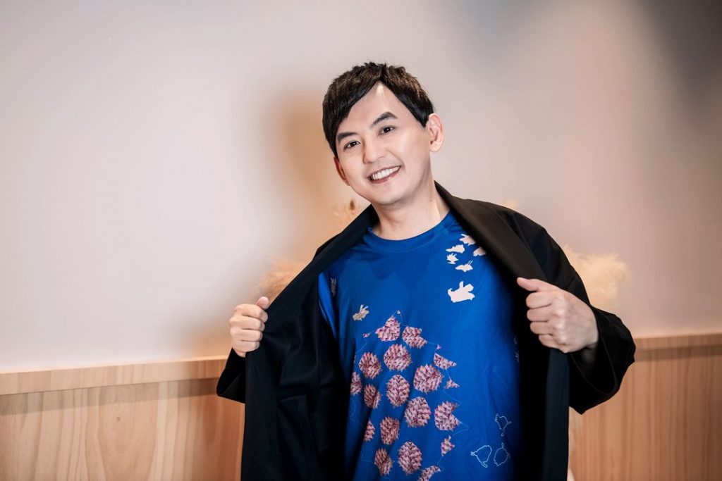 《地球迷航》宣傳大使黃子佼身穿該片形象服。(圖/LiTV、齊石傳播提供)