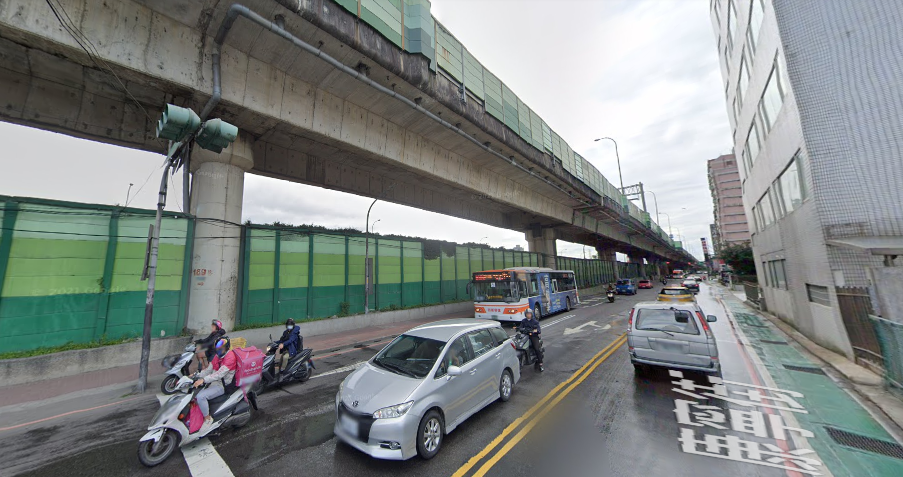 汐止往東湖的主要路段,上下班尖峰時間經常嚴重回堵,侯友宜對此希望汐東線能快速啟動:「汐止交通夢魘已經快20年了!」(圖/Google Maps)