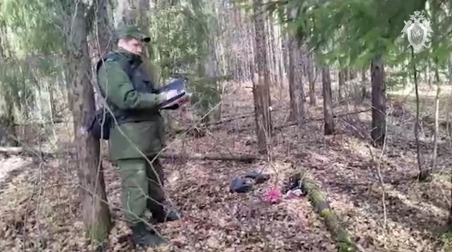 小女孩伴屍媽媽一晚。(圖/翻攝СЛЕДСТВЕННЫЙ КОМИТЕТ РФ)
