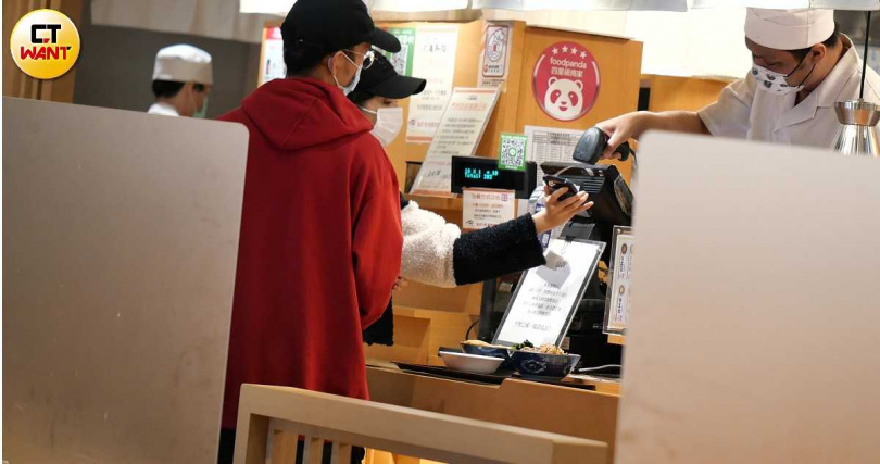 在看完電影後,兩人接著前往美食街覓食。(圖/本刊攝影組)