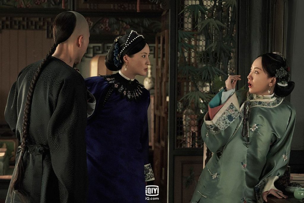 蔣勤勤(中)劇中大陣仗捉姦,怒搧小三楊蓉(右)巴掌。(圖/愛奇藝國際站提供)