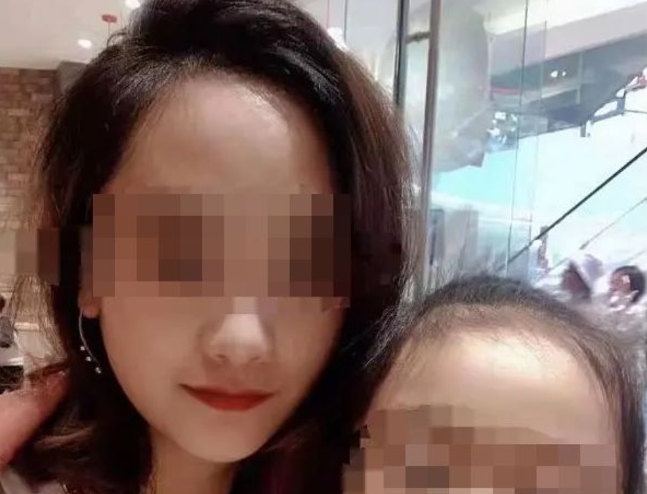 陸女遭到殺害,女兒目睹。(圖/微博)