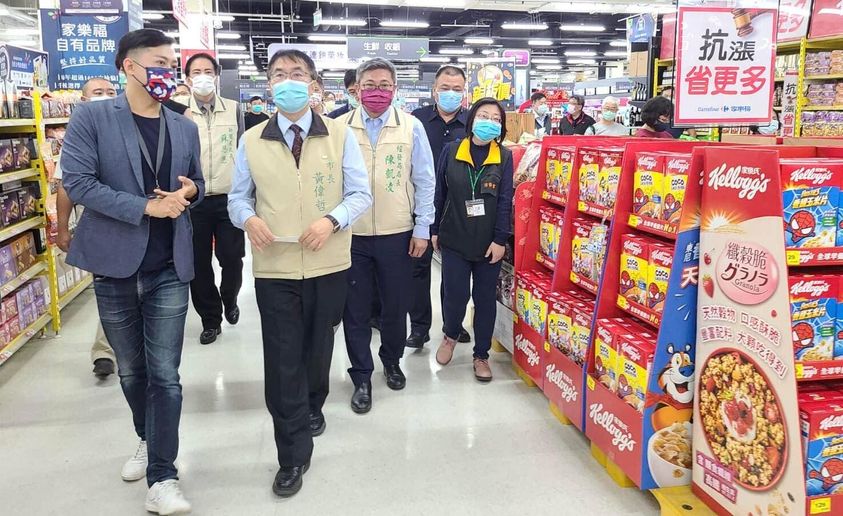 台南市長黃偉哲到賣場視察平價專區(攝自黃偉哲臉書)