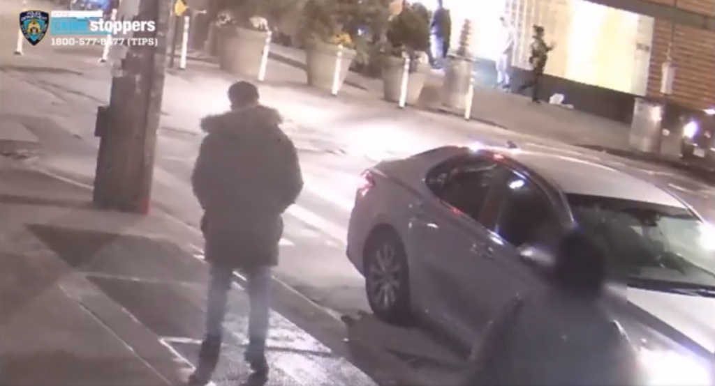 男子將車子停在路邊未熄火就離開,留下熟睡的女友在車上,不料卻遭陌生男子把車偷走。(圖/取自推特@ml_buckley)