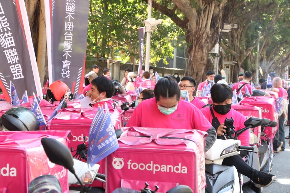 香港熊貓（foodpanda）外送員因不滿平台配送費縮水，昨（13）日發起抗議活動。（圖／翻攝自《外送員的奇聞怪事》臉書）