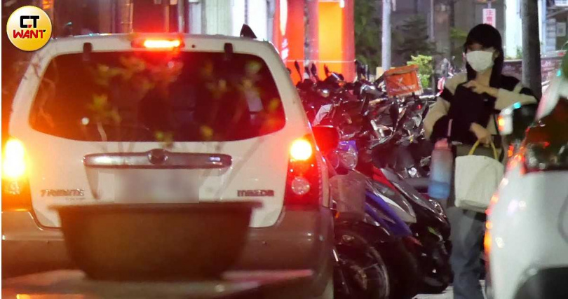 李沐結束約會行程,被男友送達下車回家。(圖/本刊攝影組)