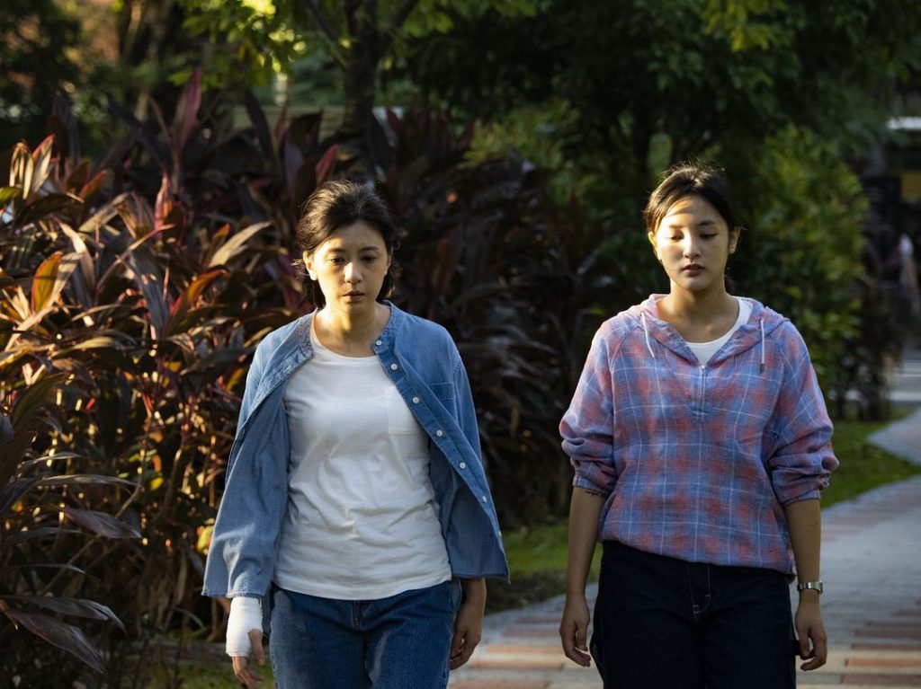 賈靜雯（左）、王淨在《瀑布》演出糾結的母女情。（圖／本地風光提供）