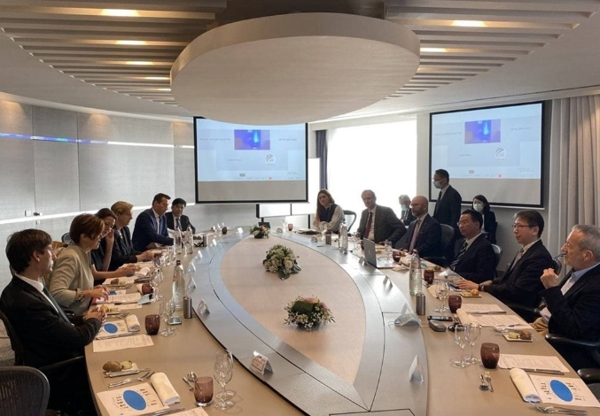 外交部長吳釗燮（右排前3）出訪歐洲，並與歐洲議會及比利時國會的友台議員會面。（圖／外交部提供）