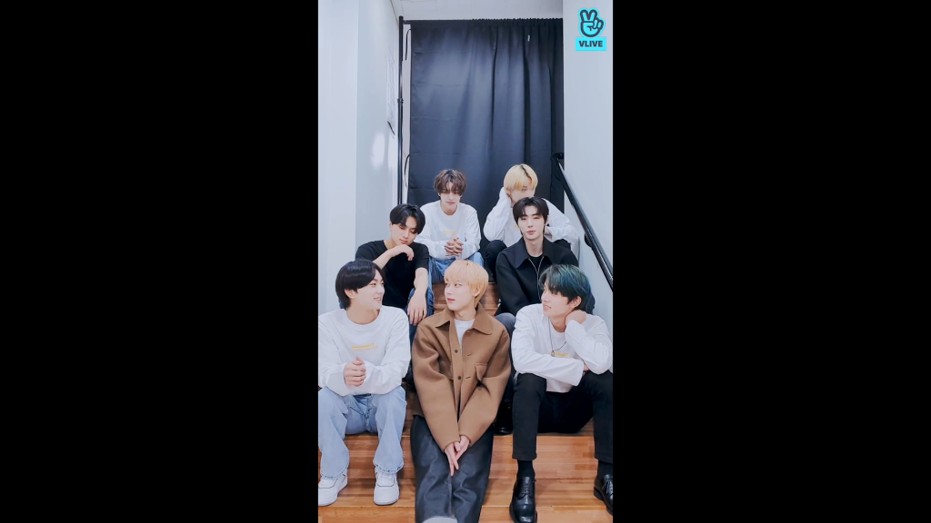 隊長禎元(左下一)的失言遭韓網炮轟。(圖/翻攝自VLIVE)