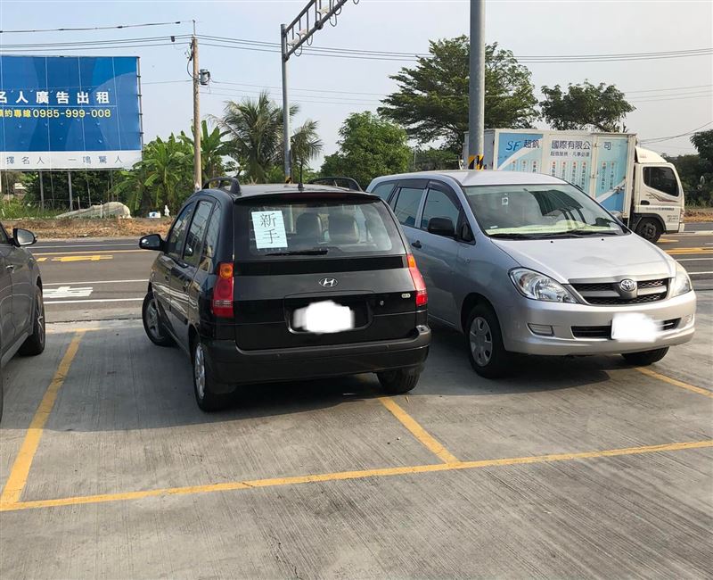 ▲停車場驚見高端「斜停技術」,「車窗大字報」笑翻網友。(圖/翻攝自《爆廢公社》臉書)