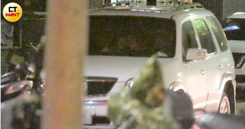 在李沐到家前準備下車時,男友又深情地補上一吻。(圖/本刊攝影組)