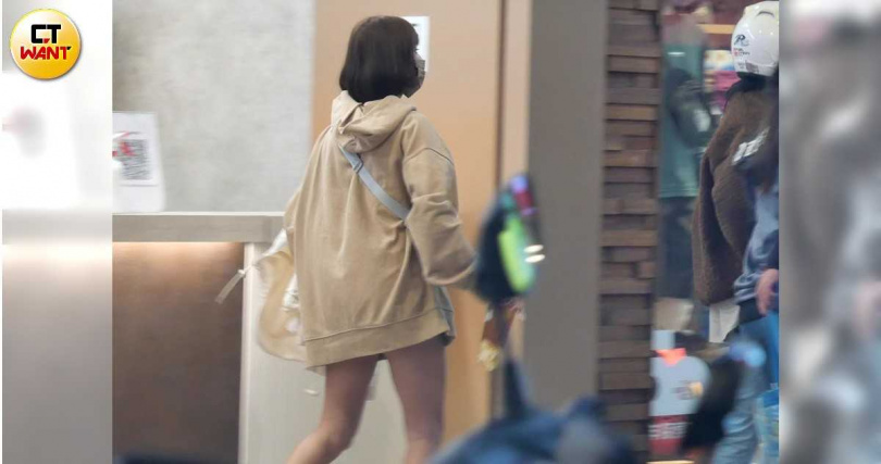 買好飲料粿粿去開車準備離開。（圖／本刊攝影組）