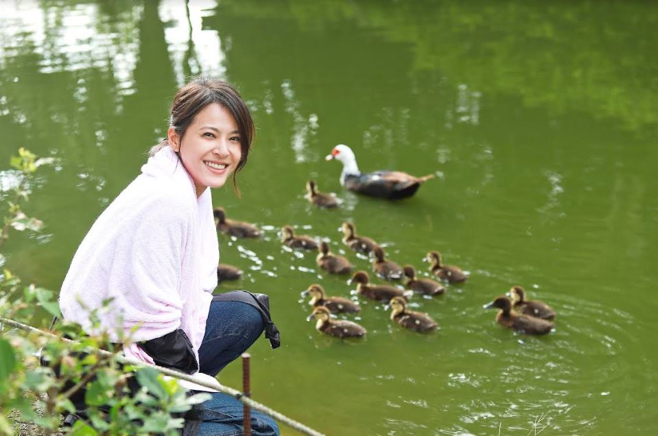 蘇晏霈下水前踩到鵝大便。(圖/民視提供)