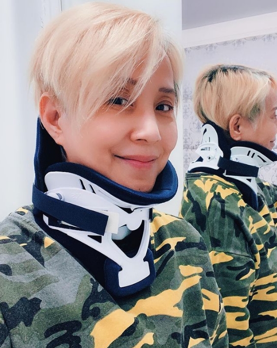 李明依術後戴上護頸的護具。 (圖/翻攝IG)