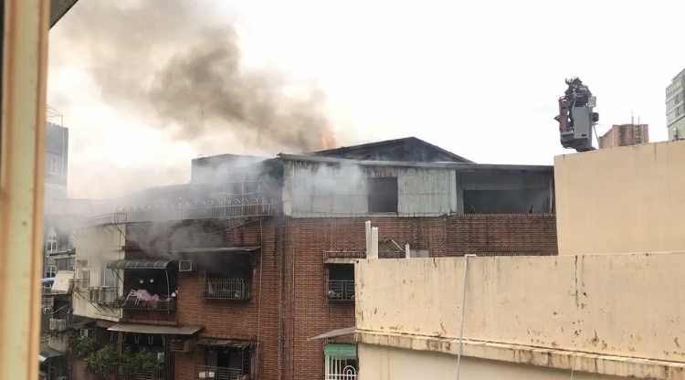 基隆市正義路30巷的住宅大樓頂樓加蓋處突然發生大火。 (圖/中天新聞)