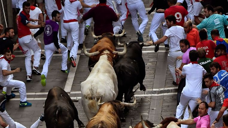 西班牙北部的潘普洛納（Pamplona），於2019年舉辦奔牛節。（示意圖／翻攝自Twitter）