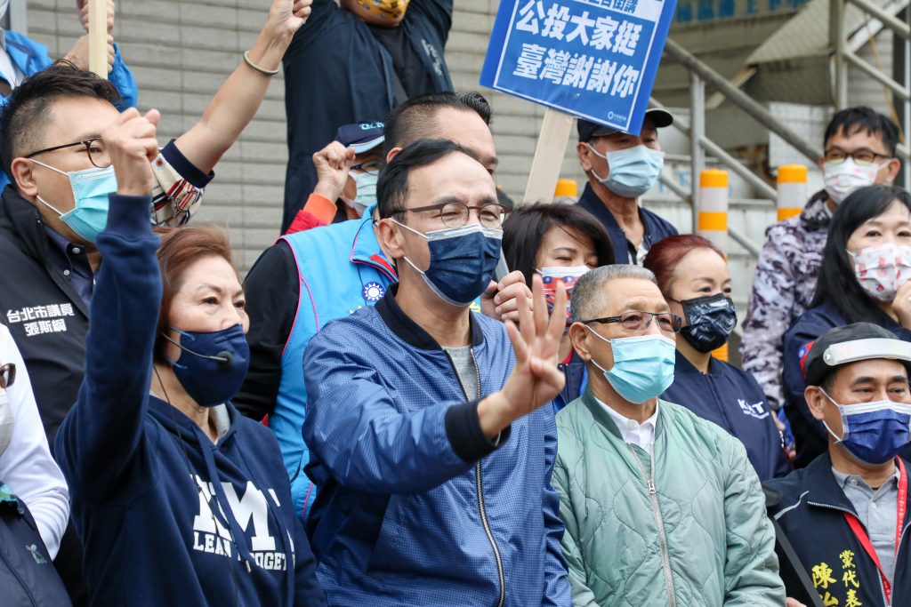朱立倫今(28)日造訪北投市場,進行公投宣講。圖國民黨提供