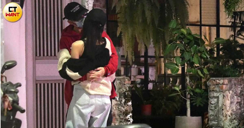 李沐突然間衣服滑落露出香肩,男友也深情的隔罩接吻。(圖/本刊攝影組)