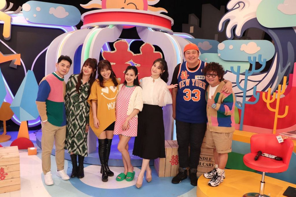 《同學來了》阿Ken（左起）、安心亞、甄莉、王思佳、李新、哈孝遠、納豆。（圖／中天綜合台提供）
