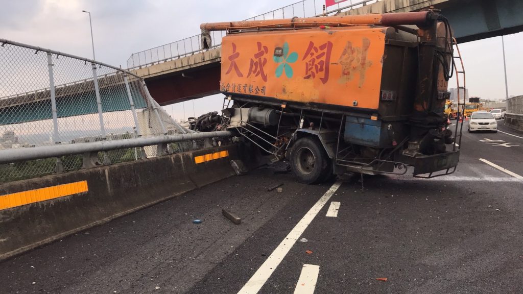 大貨車國道撞護欄車頭懸掛高架橋上。