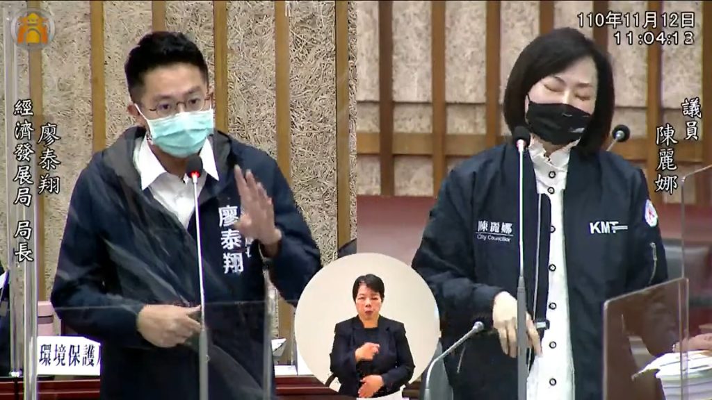陳麗娜聽到經發局長廖泰翔「543」回答，表情超無奈。圖取自高雄市議會YT