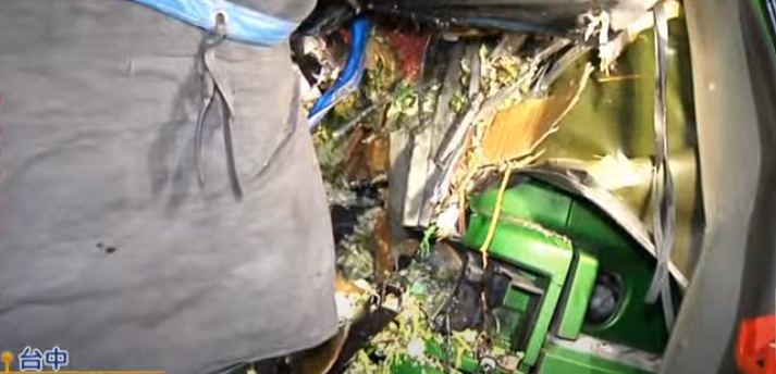 小貨車駕駛當場慘死。（圖／中天新聞）