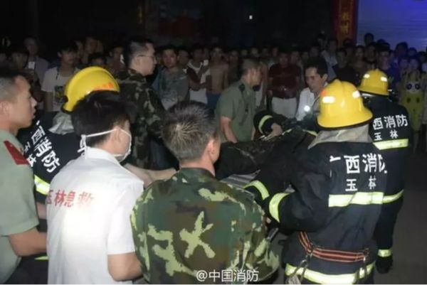 楊科璋本可自救,但為了保護懷裡的女童,決定犧牲自我。(圖/翻攝自中國消防微博)