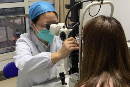 女子長期眼睛紅腫及乾癢,就醫檢查竟發現是眼睫毛裡藏著超過20隻蟎蟲。(圖/翻攝自《極目新聞》網頁)