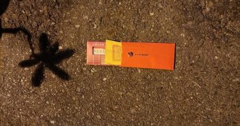 有網友指出，自己在路邊看見1包裝有五倍券的紅包，且還夾了幾張冥紙。（圖／翻攝自爆廢公社公開版）