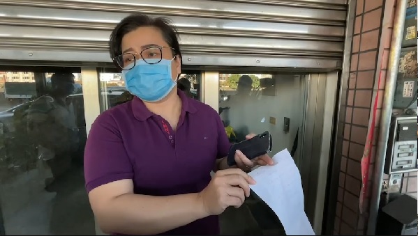 台中男大生遭駕駛瑪莎拉蒂男子毆傷,嫌犯之一陳姓男子的母親(攝自中天新聞)