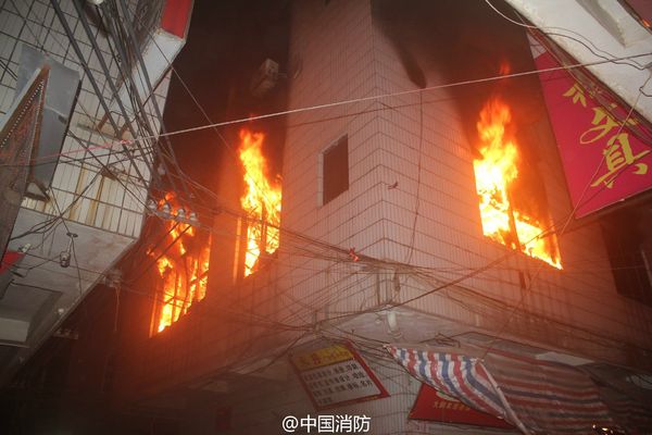 2015年廣西民宅失火,消防員楊科璋犧牲自己,拯救2歲女童一命。(圖/翻攝自中國消防微博)