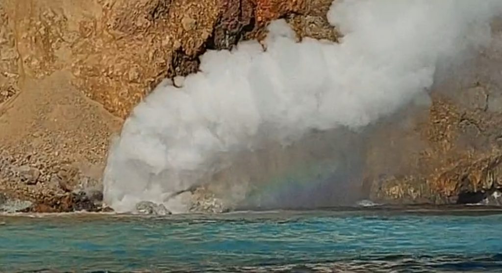 龜山島日前大冒磺煙,引起民眾擔憂活火山甦醒爆發,國立宜蘭大學通識教育中心助理教授江協堂表示,龜山島有微震、溫度及氣體等監測,目前沒有火山噴發疑慮。(圖/網友簡逢均授權)