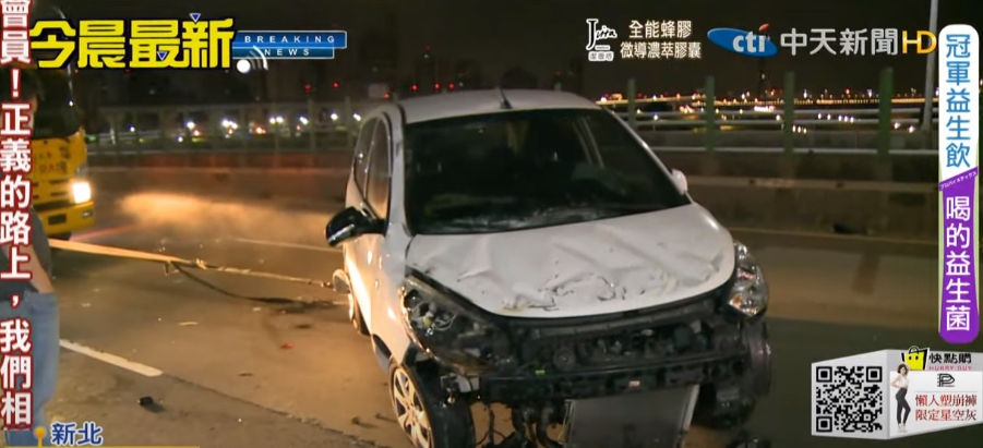 一名男子因為酒後駕車,在行經新北市三重區中山橋時,自撞安全島,白色轎車整輛翻覆。(圖/中天新聞)