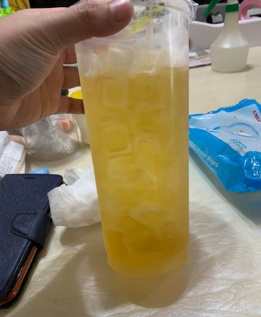 ▲有一名網友在網路上分享自己點手搖飲的經驗,原來是他點了一杯「少冰飲料」,沒想到店家給他的卻是「滿杯冰塊」。(圖/翻攝自臉書社團《爆廢公社》)