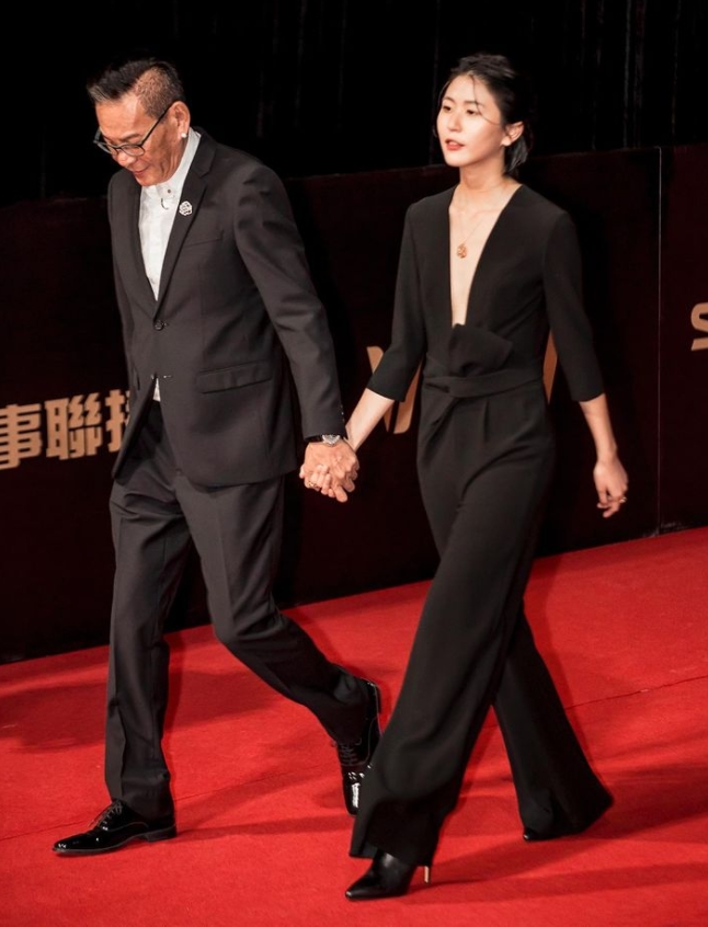 龍劭華女兒陳璇PO出去年爸爸帶她走金馬紅毯的照片。(圖/翻攝自IG)