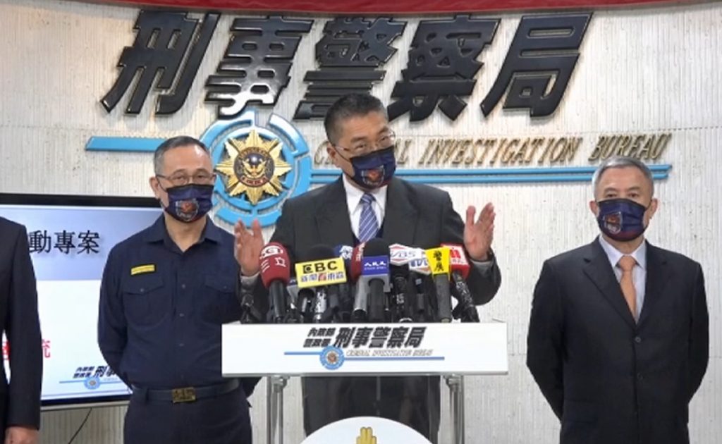 內政部部長徐國勇提出,可以在超商開門時,在自動問候語「歡迎光臨」後,再加上一句「防止疫情擴散,請戴口罩」,避免超商店員與客人發生衝突。(圖/中天新聞)