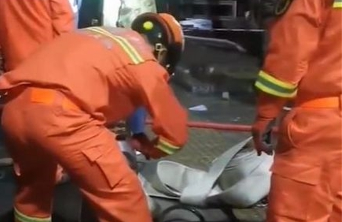 一名父親帶2名兒子外出時,其中小兒子不小心掉落2公尺深的化糞池內,父親心急下跳入救小兒子,卻沒想到2人雙雙溺斃化糞池內。(圖/翻攝自「澎派新聞」微博)