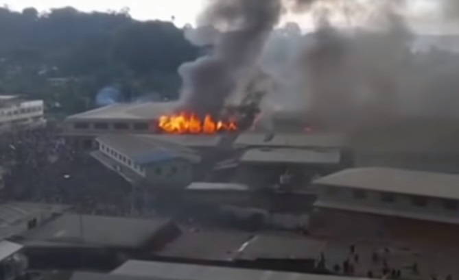  索羅門群島首都荷尼阿拉（Honiara）連續3日出現反政府示威暴動 。 截自中天新聞畫面 