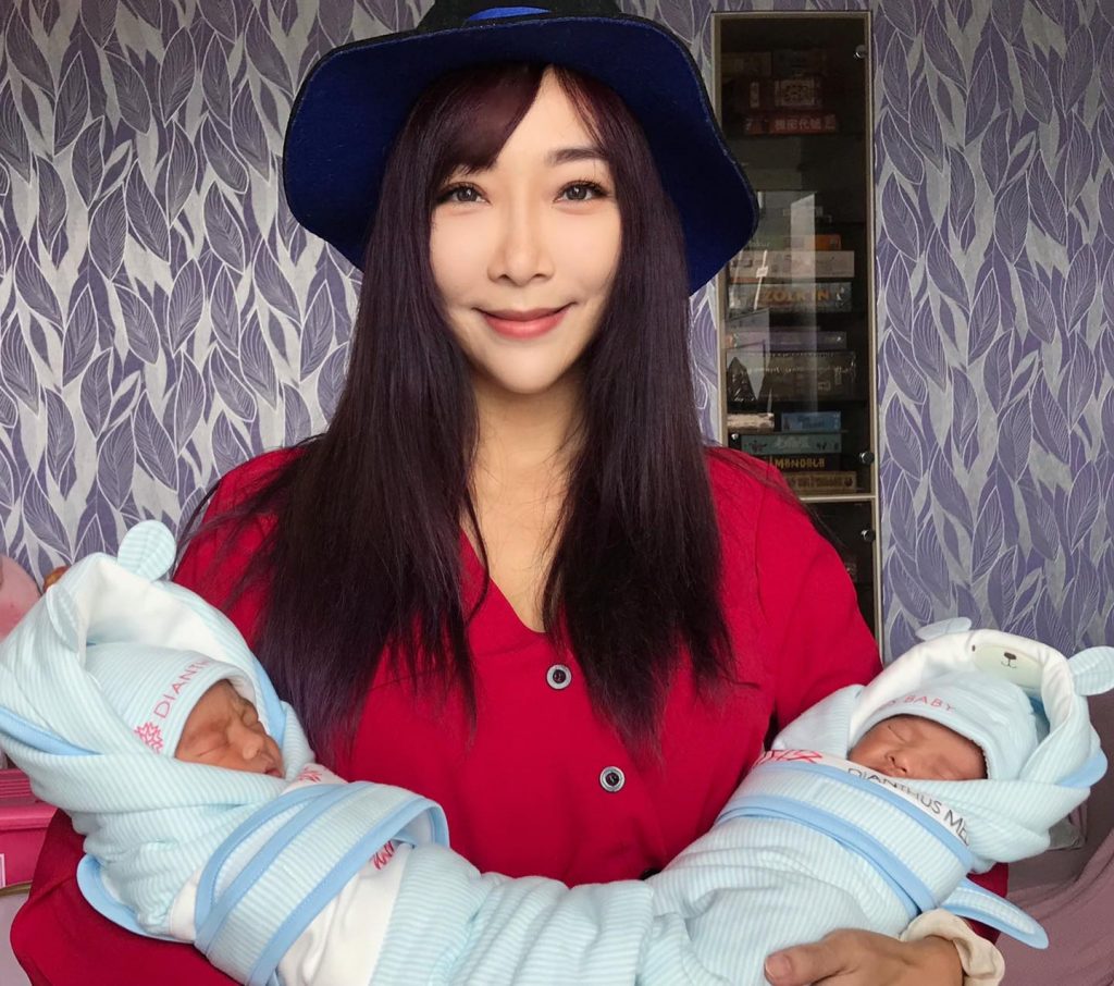 李宓終於抱到雙胞胎兒子，感到很滿足。（圖／翻攝自臉書）