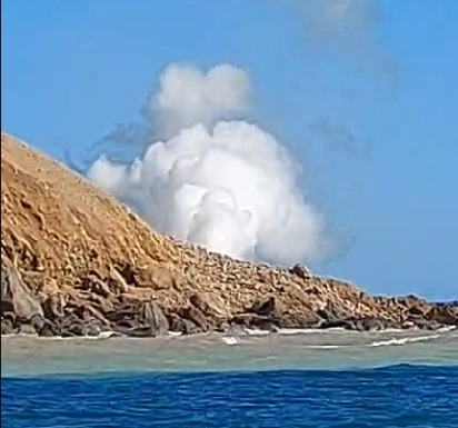  「龜島磺煙」不斷噴發 。圖海王子逢均授權 