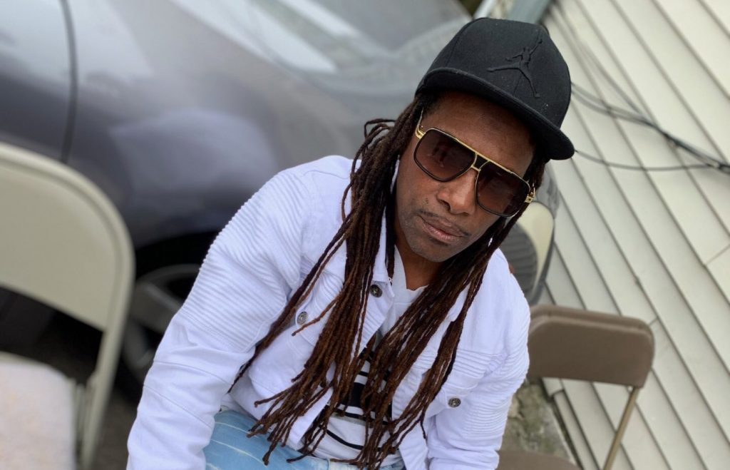 克雷格被開1槍後試圖起身，不料警方又再度補槍，導致他當場身亡。（圖／翻攝自推特）