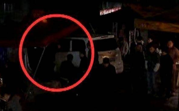 麵包車撞入小賣部。（圖／翻攝自「光明網」微博）
