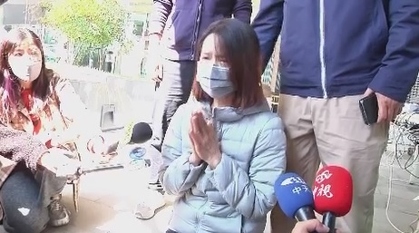 瑪莎拉蒂男父母下跪道歉。(圖/中天新聞)