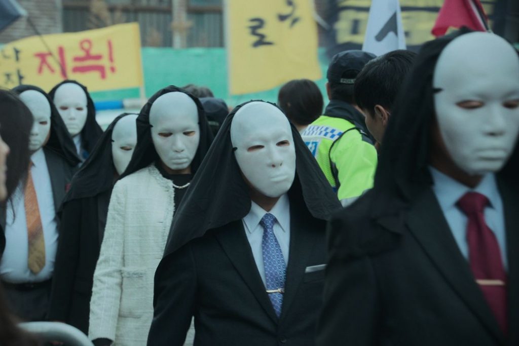 《地獄公使》呈現社會混亂。（圖／Netflix提供）