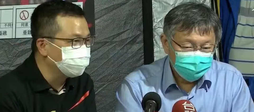 柯文哲拜訪夜宿凱道羅智強。（圖／中天新聞）