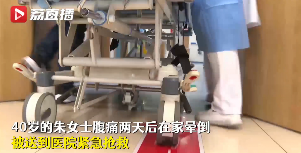 中國大陸一名女子因腹痛昏倒而緊急送醫。（圖／翻攝自微博）