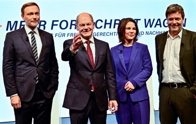 德國國會可望在12月初選出社民黨候選人蕭茲（左2）出任總理，他所領導的3黨聯合政府也將隨之成立。（圖／翻攝自臉書／olafscholz）